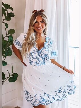 Savanna Jane BNWT White Embroidered Cotton Mini Dress with Blue Floral - Large